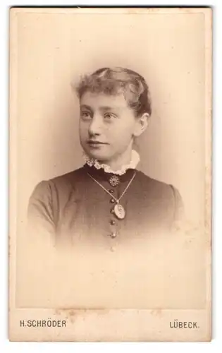 Fotografie H. Schröder, Lübeck, Junge Dame mit Kragenbrosche und Amulett