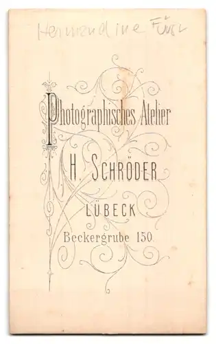 Fotografie H. Schröder, Lübeck, Junge Dame mit Kragenbrosche und Amulett