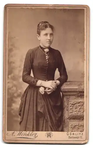 Fotografie A. Winkler, Görlitz, Berliner-Str. 12, Frau in Toga mit Bild in der Hand