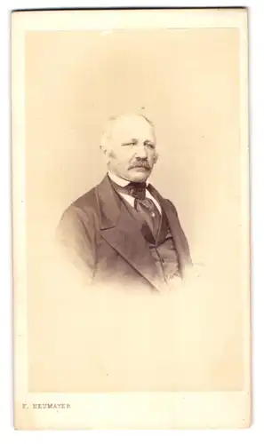 Fotografie F. Neumayer, München, Neue Pferdstr. 2, Portrait älterer Herr im Anzug mit Krawatte und Schnauzbart