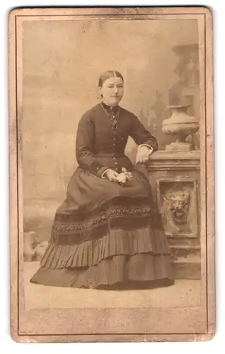 Fotografie E. Kober, Osterwieck, Portrait junge Dame im Biedermeierkleid mit Kruzifix