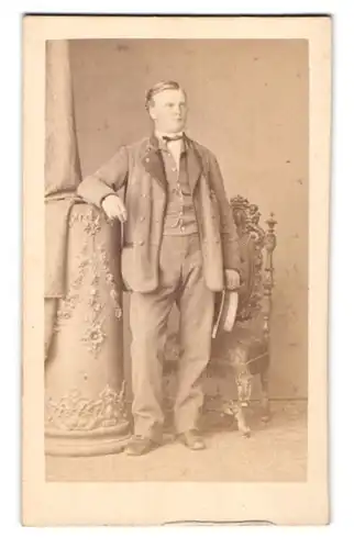 Fotografie H. Holz, München, Maximilianstr. 5d, Portrait Herr im karierten Anzug mit Jacke und Sommerhut