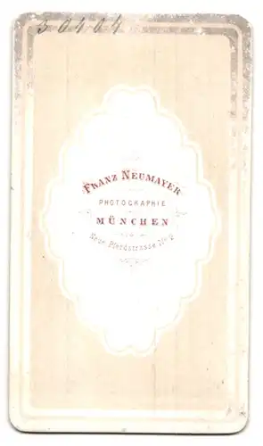 Fotografie Franz Neumayer, München, Neue Pferdstr. 2, rundliche ältere Dame im reifrock Kleid mit Überwurf udn Haube