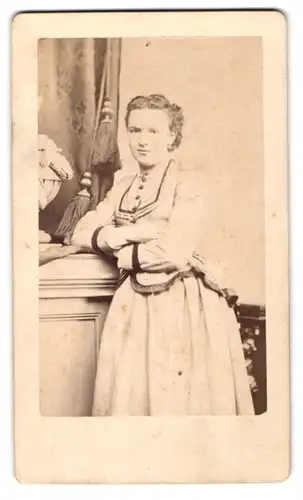 Fotografie Franz Herzing, Traunstein, Maximilianstr., Portrait junge Dame im figurbetonten Kleid mit Locken