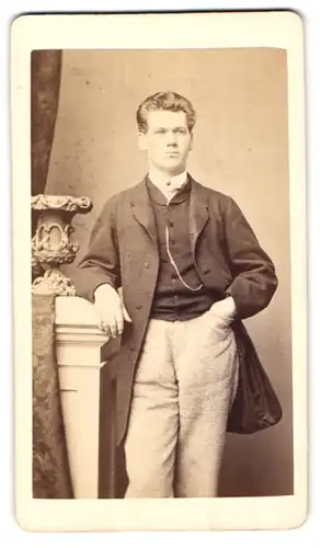 Fotografie M. Keller, Augsburg, Portrait junger Mann in heller Hose und dunkler Weste posiert im Atelier