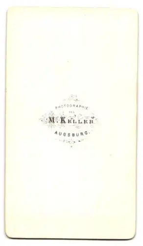 Fotografie M. Keller, Augsburg, Portrait junger Mann in heller Hose und dunkler Weste posiert im Atelier