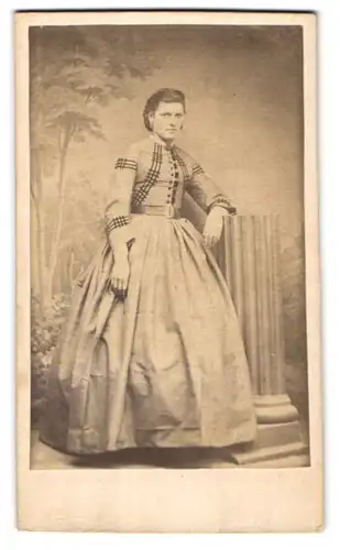 Fotografie unbekannter Fotograf und Ort, Portrait junge Dame im Biedermeierkleid leht an einer Säule