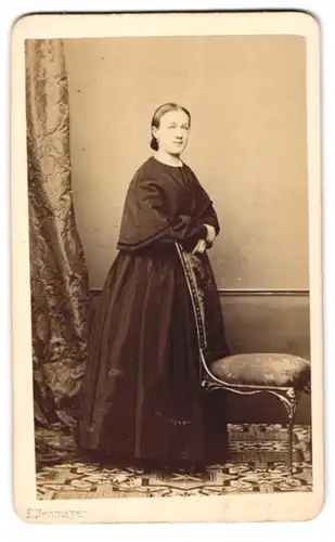 Fotografie Franz Neumayer, München, Neue Pferdstr. 2, Portrait junge Dame im dunklen Kleid stehend am Stuhl