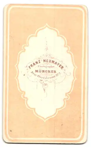 Fotografie Franz Neumayer, München, Neue Pferdstr. 2, Portrait junge Dame im dunklen Kleid stehend am Stuhl