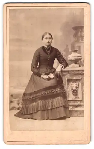 Fotografie E. Kober, Osterwieck, Portrait junge Frau im Biedermeierkleid mit Rose in der Hand