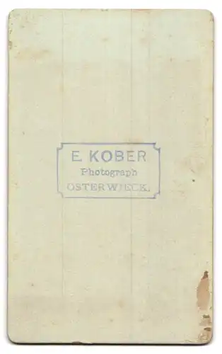 Fotografie E. Kober, Osterwieck, Portrait junge Frau im Biedermeierkleid mit Rose in der Hand