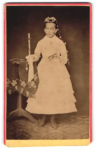 Fotografie Johann Schmid, Beilngries, Portrait junges Mädchen im Kommunionskleid mit Kerze und Bibel