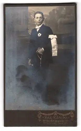 Fotografie Max Kampf, Strassburg i. El., Steinwallstr., Portrait junger Knabe im Anzug mit Armschleife und Rosenkranz