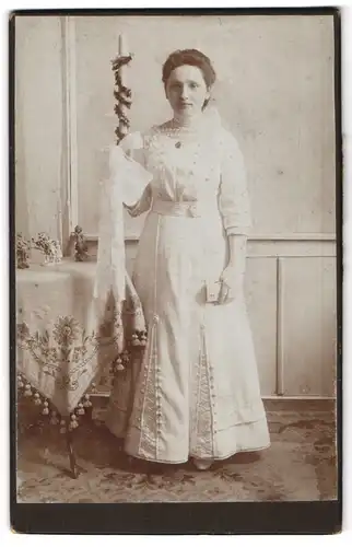 Fotografie Konrad Schrell, Berlin, Livländische Str. 10, Portrait junge Frau im Kommunionskleid mit Kerze in der Hand