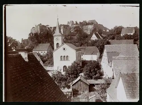 Fotografie unbekannter Fotograf, Ansicht Hartenstein / Mittelfranken, Kirche Heiligste Dreifaltigkeit & Burgruine