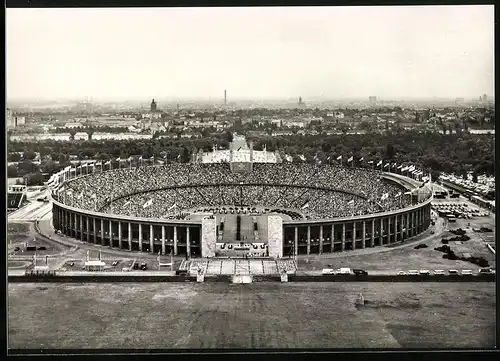 Fotografie unbekannter Fotograf, Ansicht Berlin-Westend, Olympiastadion während einer Parade voll besetzt