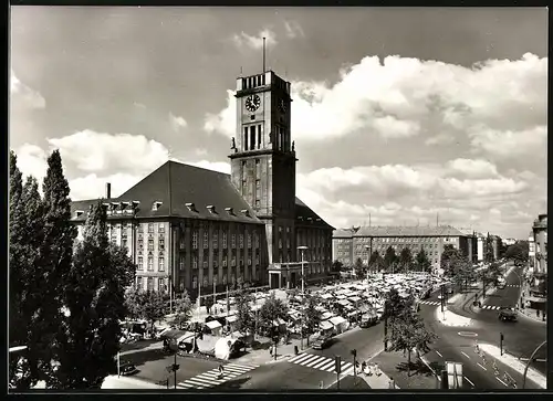 Fotografie unbekannter Fotograf, Ansicht Berlin-Schöneberg, Rathaus, Marktstände auf dem Marktplatz