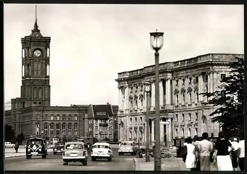 Fotografie unbekannter Fotograf, Ansicht Berlin, Stadt-Bibliothek & Rotes Rathaus, VW Bulli T1 im Strassenverkehr