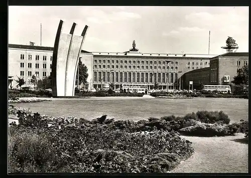 Fotografie unbekannter Fotograf, Ansicht Berlin-Tempelhof, Luftbrücken-Denkmal vor dem Flughafen-Gebäude