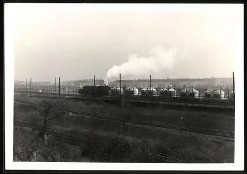 Fotografie unbekannter Fotograf, Ansicht Berlin, Dampflok auf der Eisenbahntrasse an der Grenze Bornholmer Str.