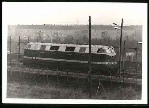 Fotografie unbekannter Fotograf, Ansicht Berlin, Lokomotive der Reichsbahn DDR an der Grenze Bornholmer Str.