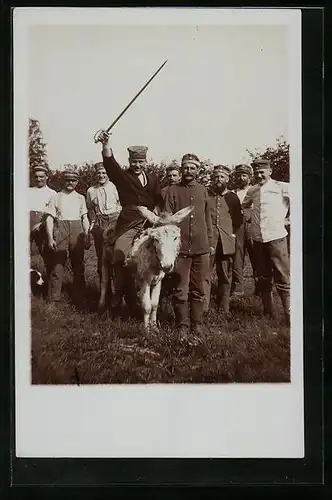 Foto-AK Soldat auf einem Maultier reitend streckt seinen Degen in die Höhe
