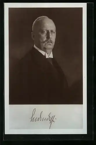 AK Portrait von Erich Ludendorff im edlen Gewand gekleidet