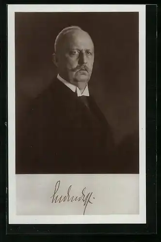 AK Portrait von Erich Ludendorff im edlen Gewand gekleidet