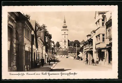 AK Niemes am Roll, Strassenpartie mit Kirche und Passanten