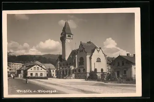 AK Rochlitz /Riesengebirge, Marktplatz mit Uhrenturm