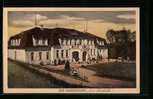 AK Bad Kunnersdorf, Grünanlage vorm Schloss