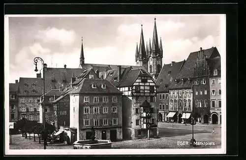 AK Eger, Marktplatz mit Kirche im Hintergrund