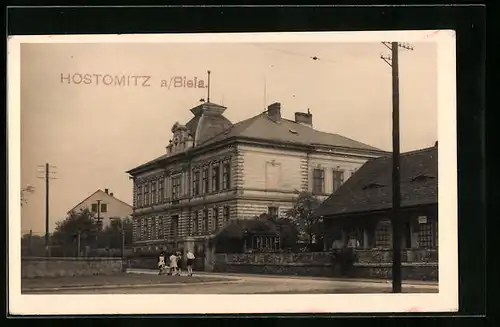 AK Hostomitz /Biela, Strasse mit Verwaltungsgebäude