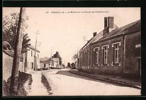 AK Erceville, La Mairie et la Route de Chateaudun