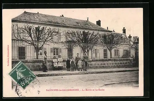 AK Bazoches-les-Gallerandes, La Mairie et les Ecoles