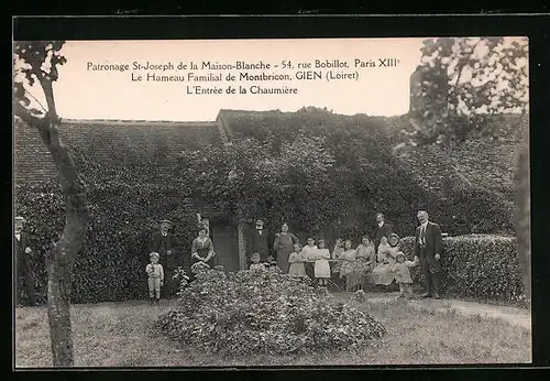 AK Gien, Le Hameau Familial de Montbricon - L`Entree de la Chaumiere