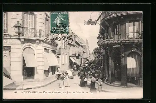 AK Montargis, Rue des Lauriers, un Jour de Marche