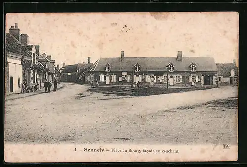 AK Sennely, Place du Bourg, facade au couchant