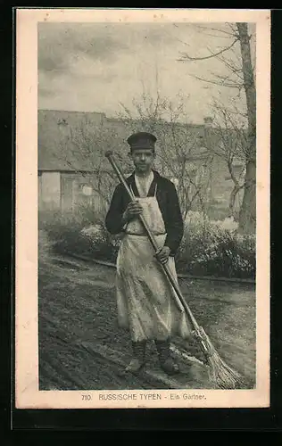 AK Russische Typen, Gärtner mit Schürze und Besen