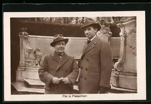 AK Schauspieler Pat & Patachon vor Denkmal
