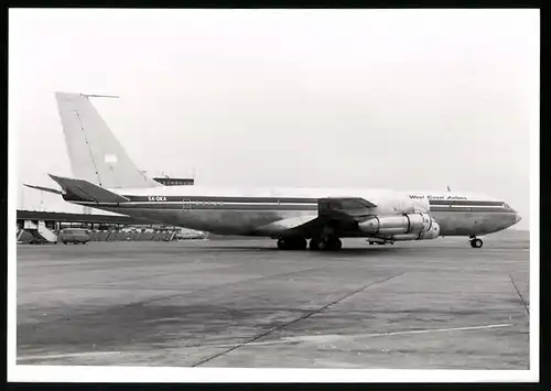 Fotografie Flugzeug Boeing 707, Frachtflugzeug der West Coast Airlines, Kennung 5A-DKA