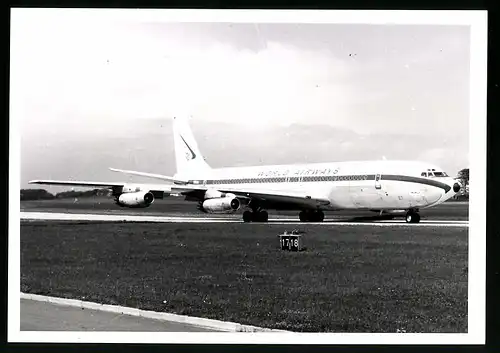 Fotografie Flugzeug Boeing 707, Passagierflugzeug der World Airways