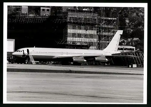 Fotografie Flugzeug Boeing 707, Passagierflugzeug Kennung 9M-TWS
