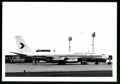 Fotografie Flugzeug Boeing 707, Passagierflugzeug der Pacific Western, Kennung CP-PWV