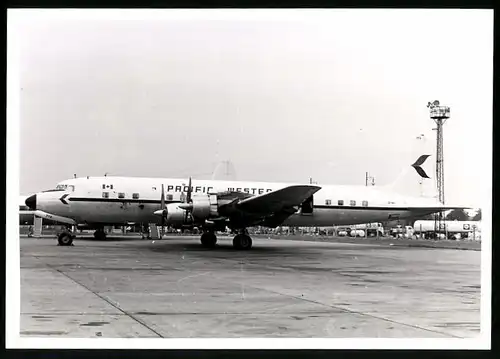 Fotografie Flugzeug Douglas DC-6, Passagierflugzeug der Pacific Western