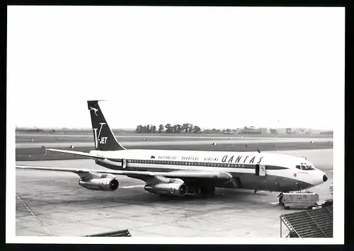 Fotografie Flugzeug Boeing 707, Passagierflugzeug der Quantas, Kennung VH-EBA