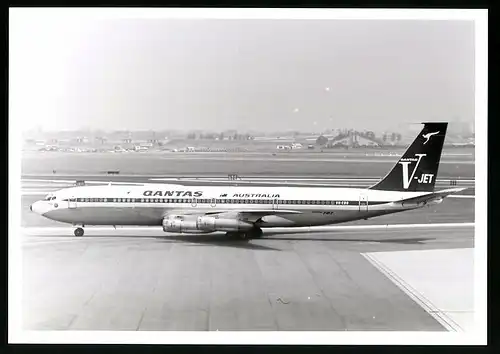 Fotografie Flugzeug Boeing 707, Passagierflugzeug der Quantas, Kennung VH-EBO
