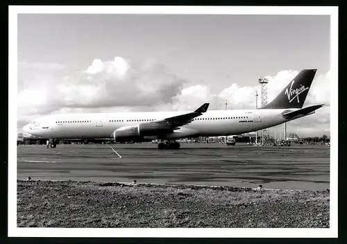 Fotografie Flugzeug Airbus A340, Passagierflugzeug der Virgin, Kennung G-VSKT