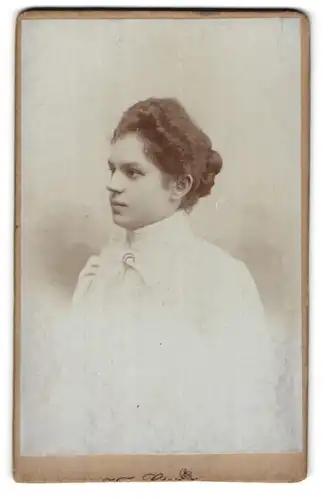 Fotografie Hermann Katz & Co., Königsberg, Junge Frau im strahlend weissem Kleid