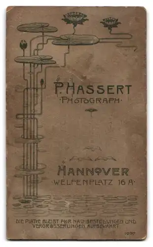 Fotografie P. Hassert, Hannover, Welfenplatz 16a, Gestandene Dame mit Monokel und Hochsteckfrisur